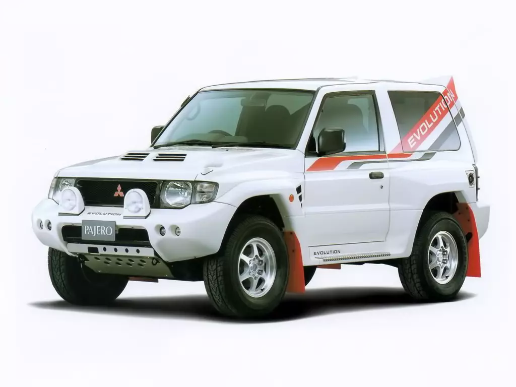 Éabhlóid Mitsubishi Pajero