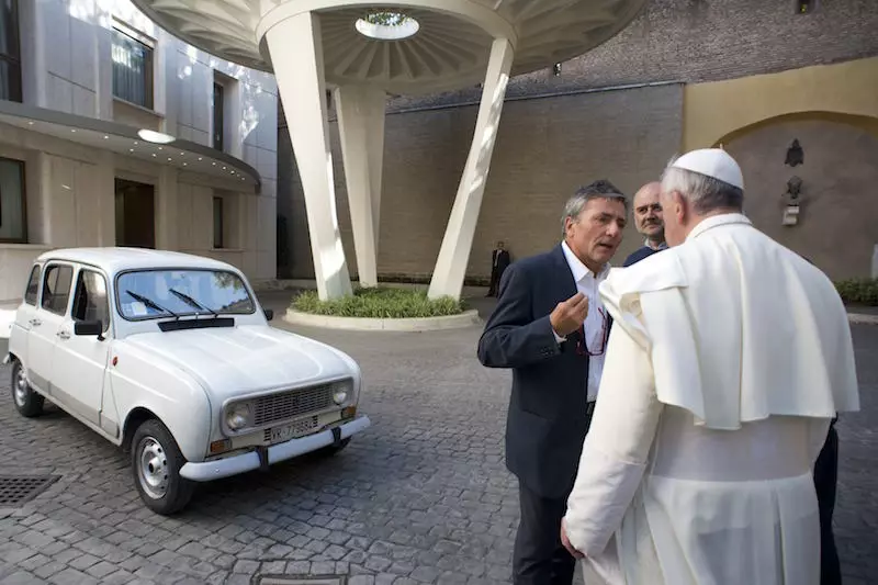 Paus Franciscus. Nei in Lamborghini ... in Dacia Duster 3968_1