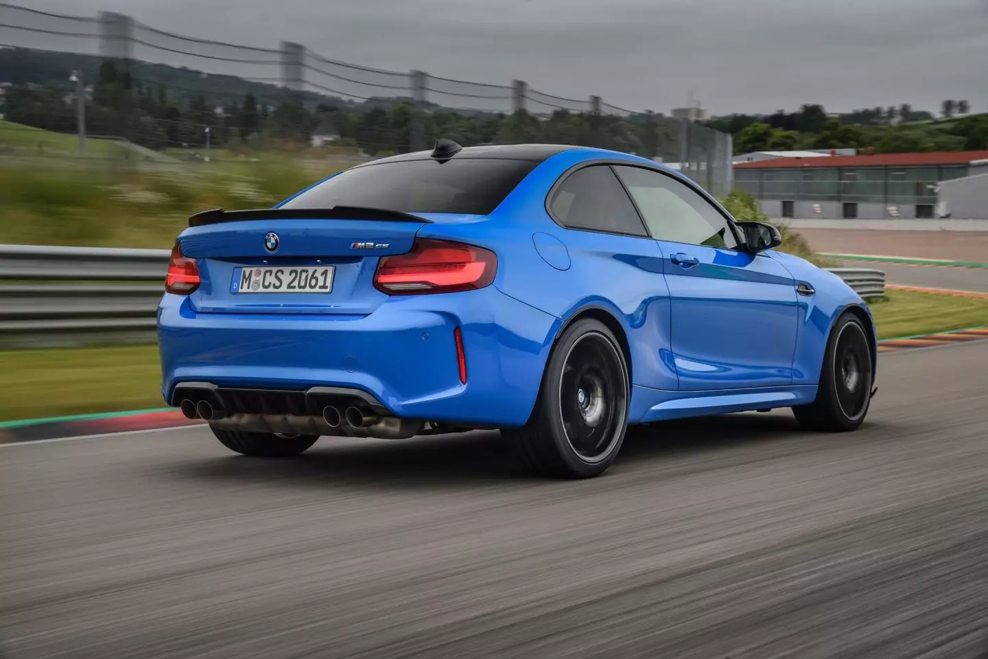 سيارة BMW M2 CS