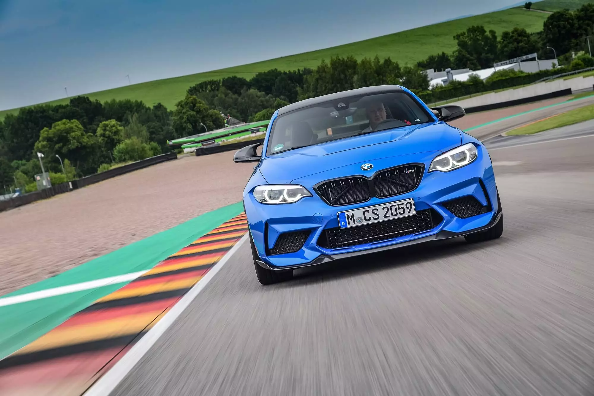 سيارة BMW M2 CS