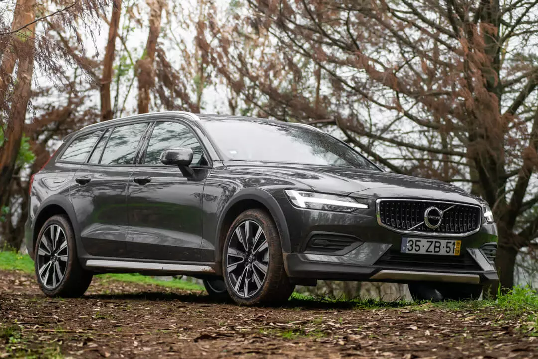 Volvo V60 ຂ້າມປະເທດ D4 190