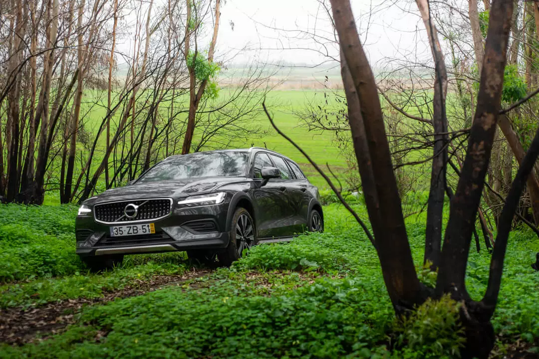 Audi A4 Allroad 40 TDI vs Volvo V60 Cross Country D4 190