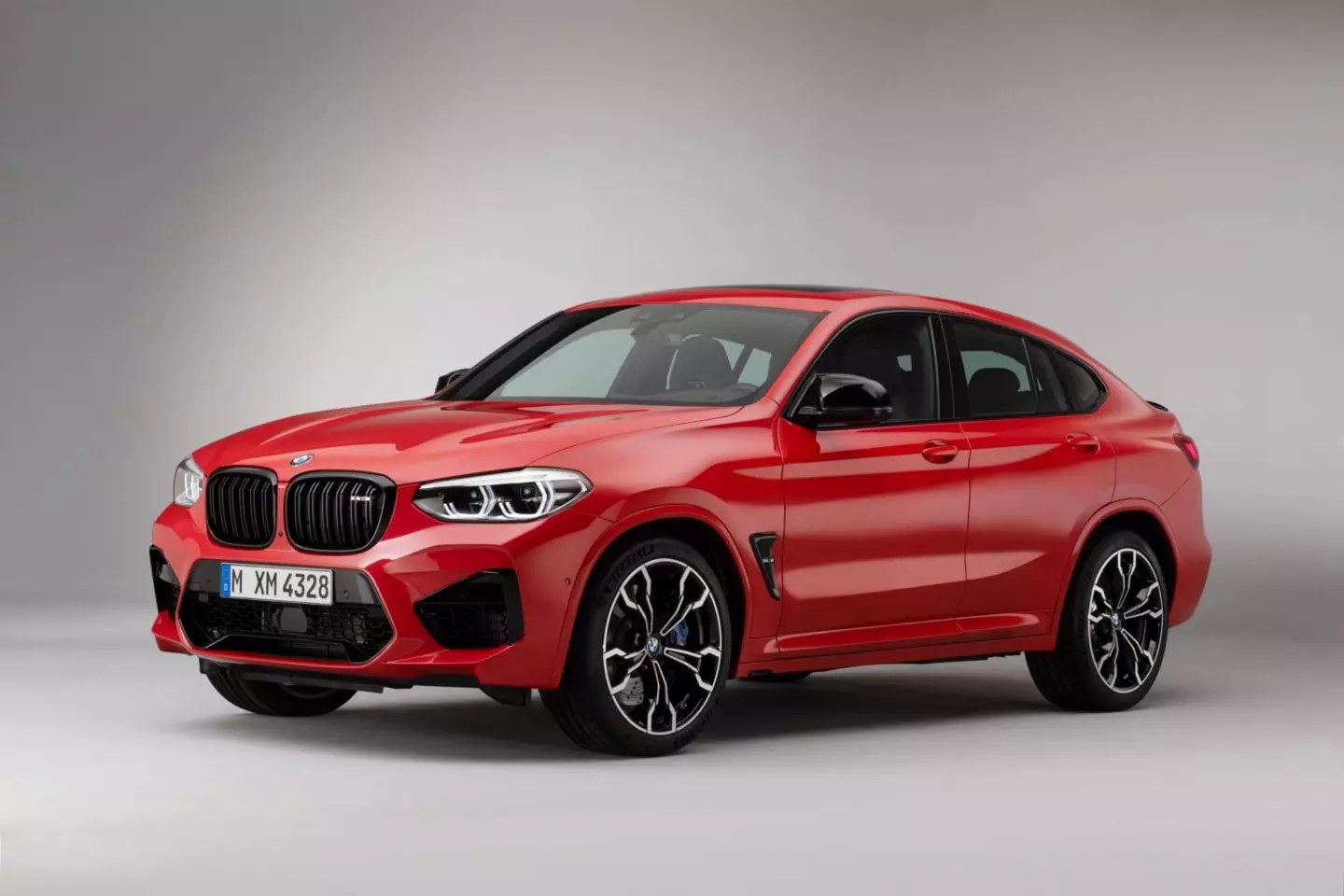 BMW X4 M keppni