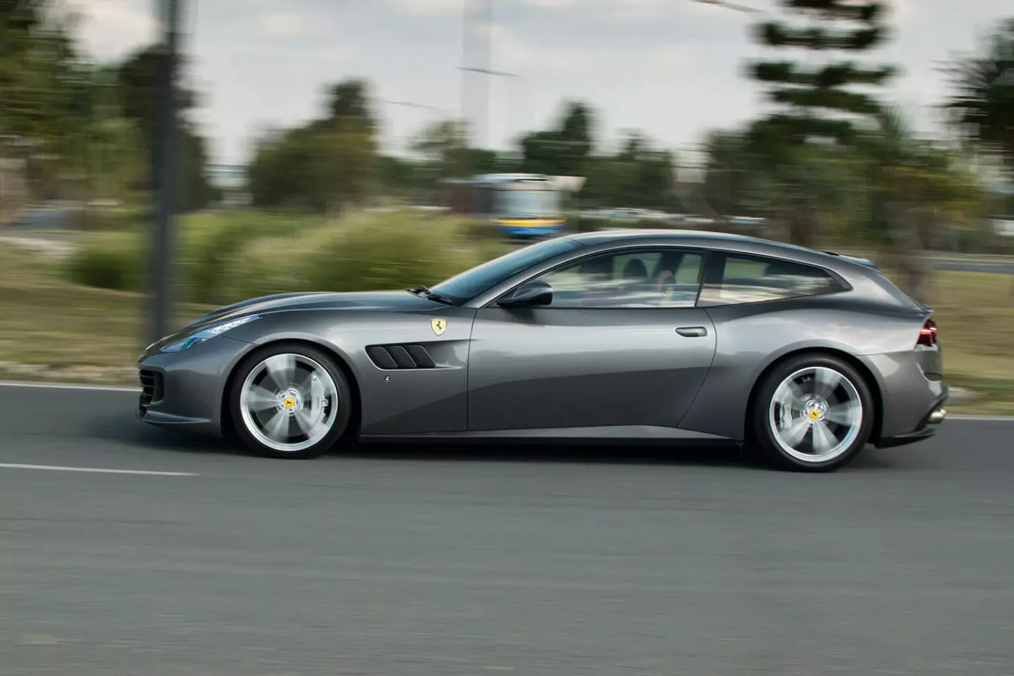 រថយន្ត Ferrari GTC4Lusso