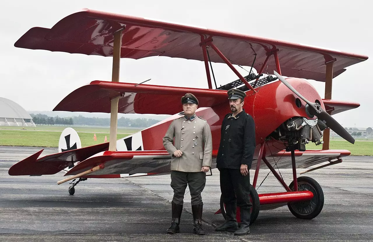 Fokker Dr.I, फ्रैंक स्टीफेंसन का प्रेरक संग्रह, यहाँ एक पुन: अधिनियमन में।