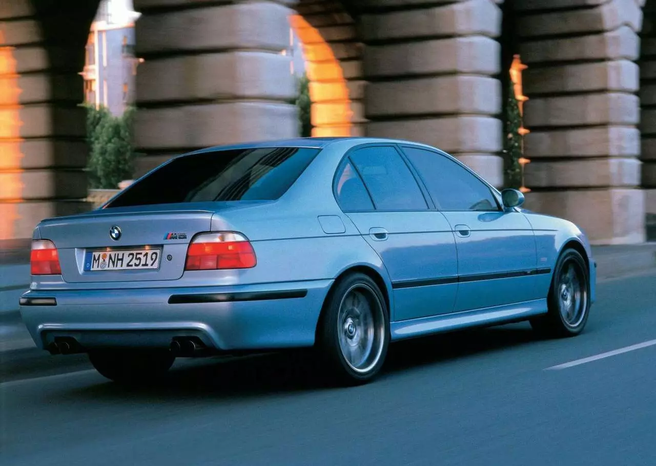 بي أم دبليو M5 E39 (6)