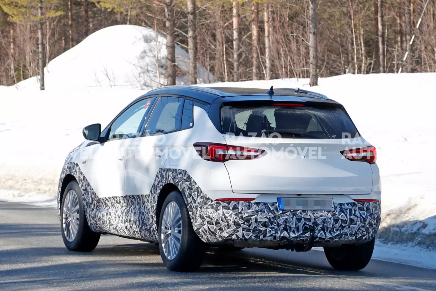 ภาพถ่าย Spy คาดว่าจะได้รับการปรับปรุง Opel Grandland X ในปลายปีนี้ 4292_2