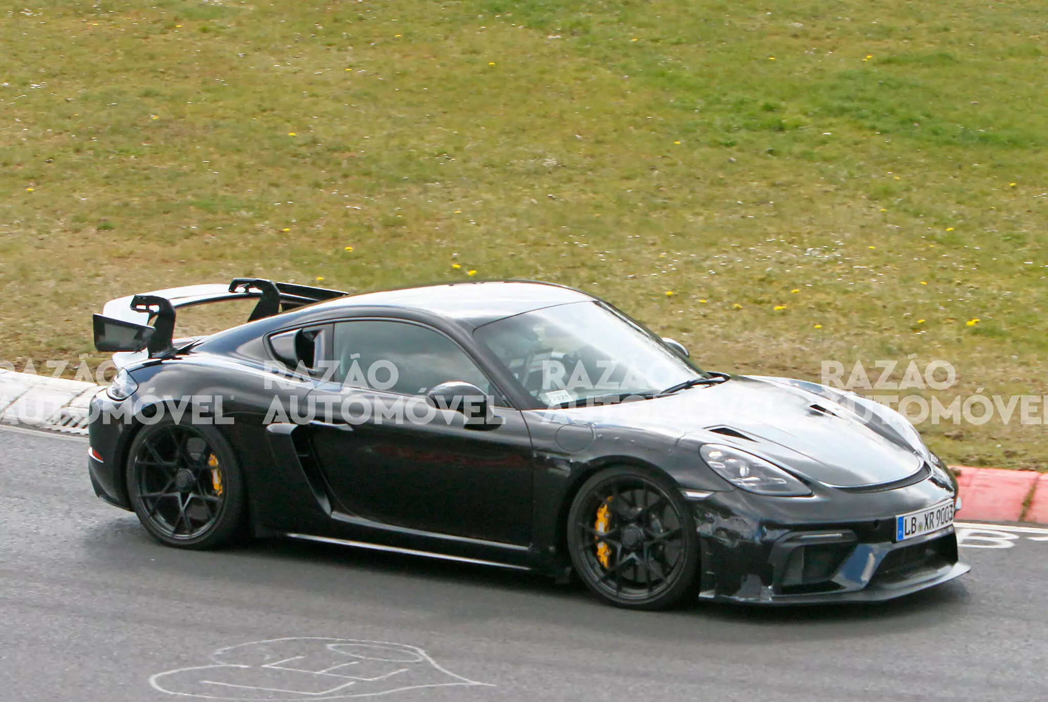 Porsche 718 Cayman GT4 RS kupeleleza Picha