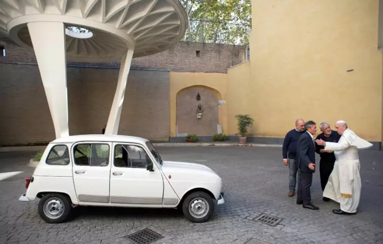 Pápa Proinsias. An pontiff uachtarach a thiomáineann Renault 4L 4528_1