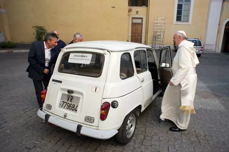 Pope Francis. Pontiff kacha elu nke na-anya Renault 4L 4528_2