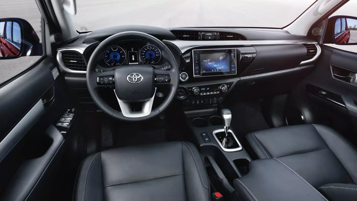 Toyota Hilux, interior