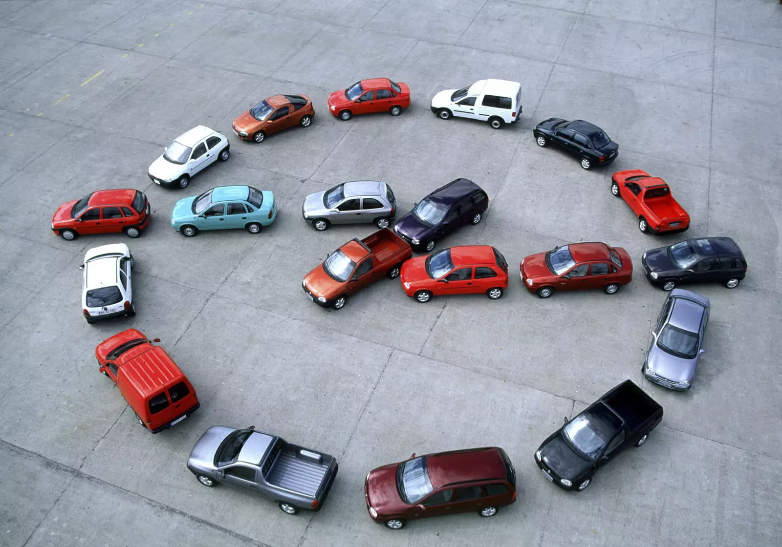 Logo Opel dibentuk dengan mobil