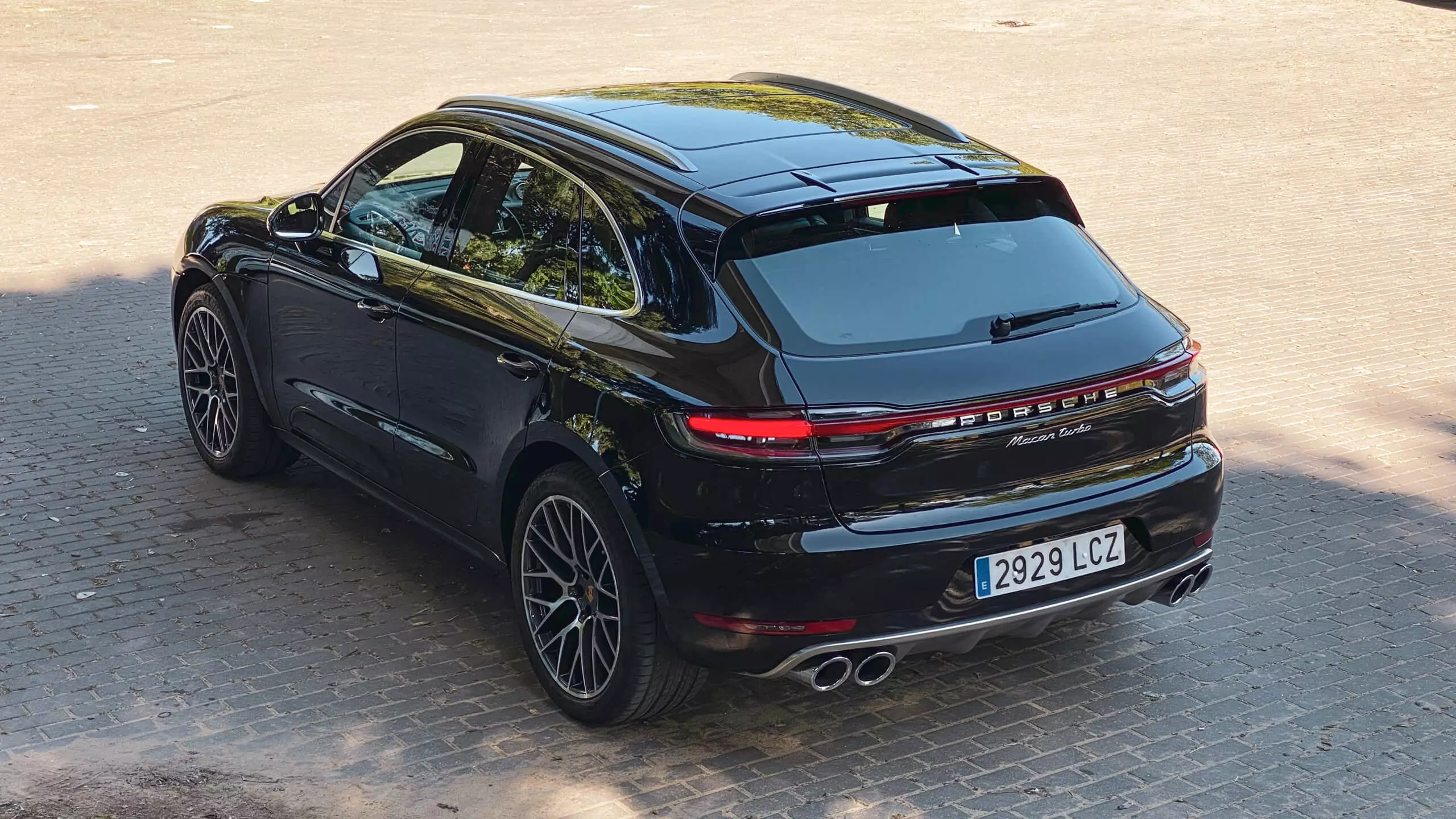 រថយន្ត Porsche Macan Turbo