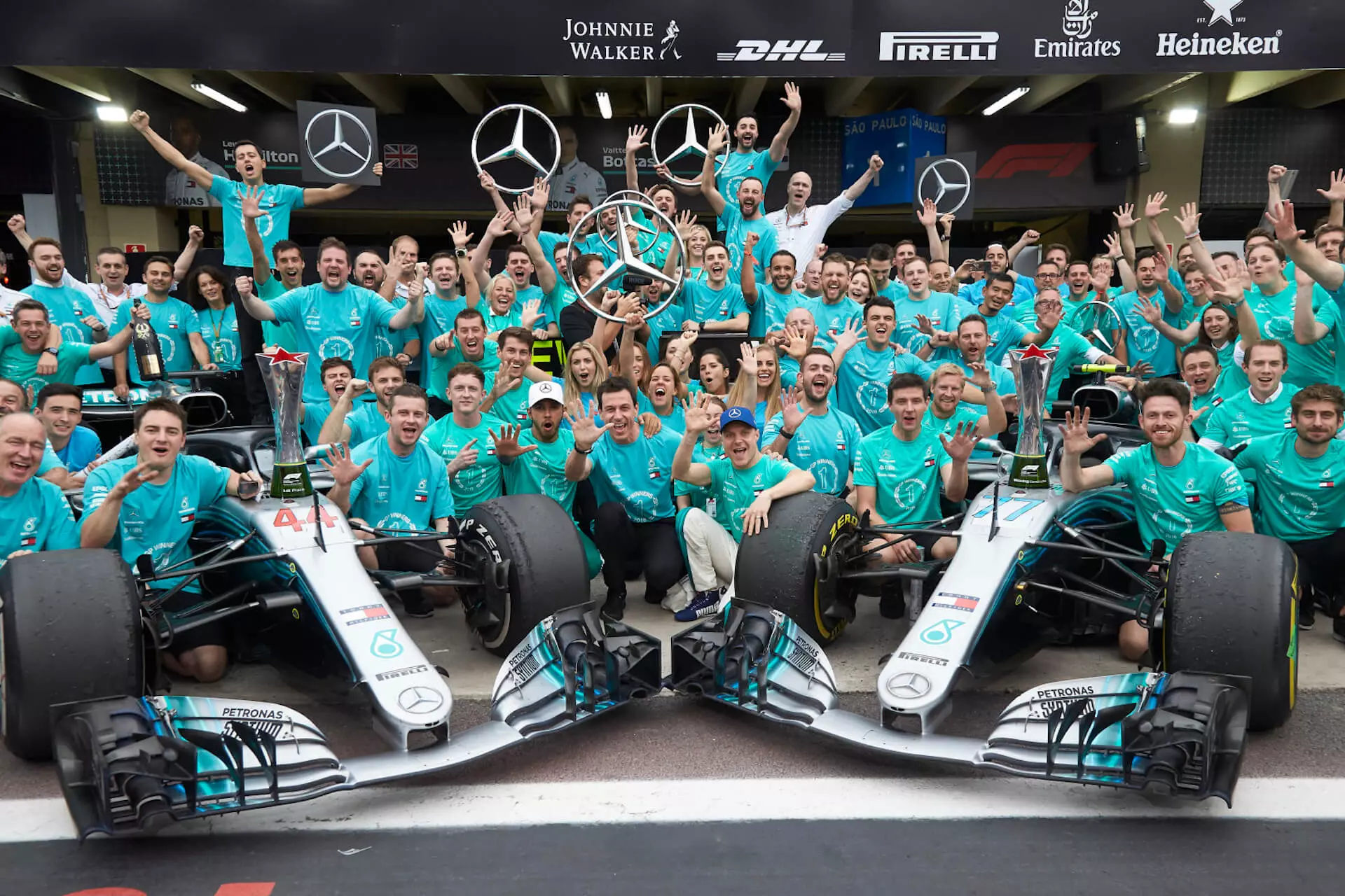 Kungiyar Mercedes F1 - tana murna da magina duniya 5 a jere