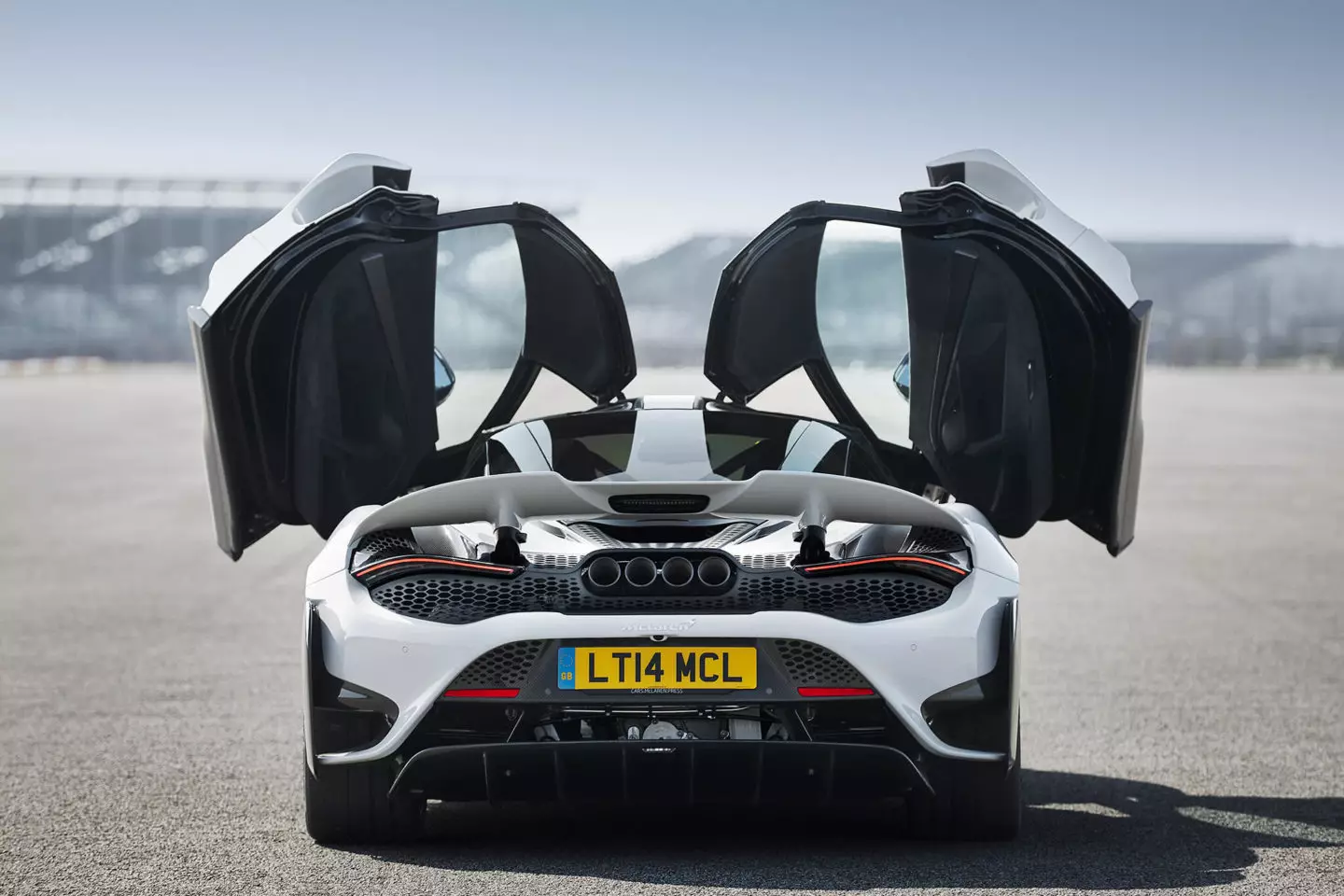 Bayani: McLaren 765LT