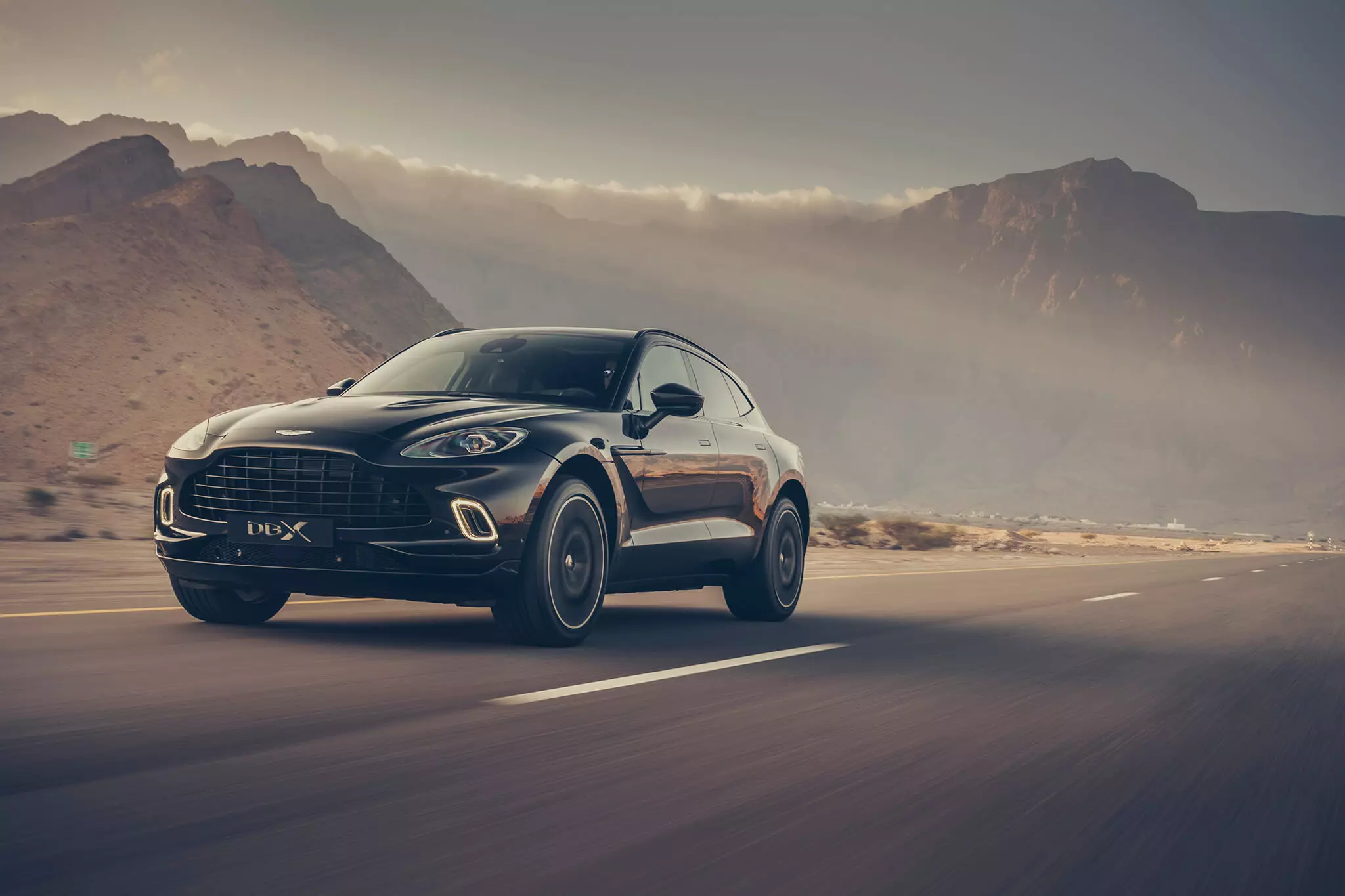 Aston Martin DBX: 3 Lab tus kiv cua tos koj rau Webtalk!