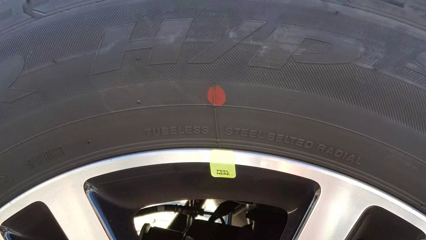 Nové pneumatiky mají kulaté žluté značení. Proč? 5413_3