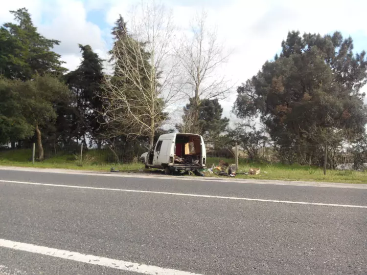 coche abandonado grandola setubal