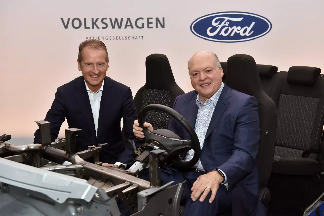 Herbert Diess, CEO al Volkswagen; Jim Hackett, CEO și președinte Ford