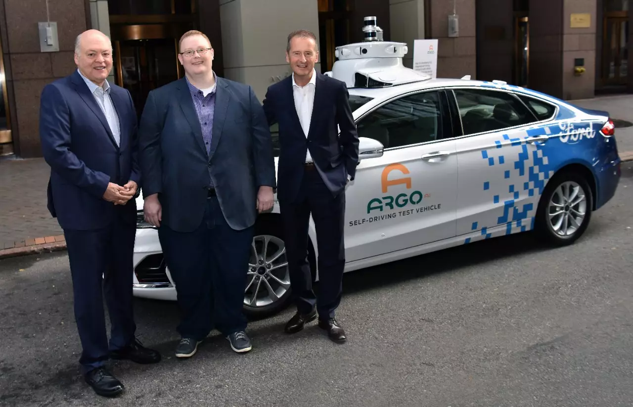 Jim Hackett, administrerende direktør og president i Ford; Bryan Salesky, administrerende direktør i Argo AI, og Herbert Diess, administrerende direktør i Volkswagen.