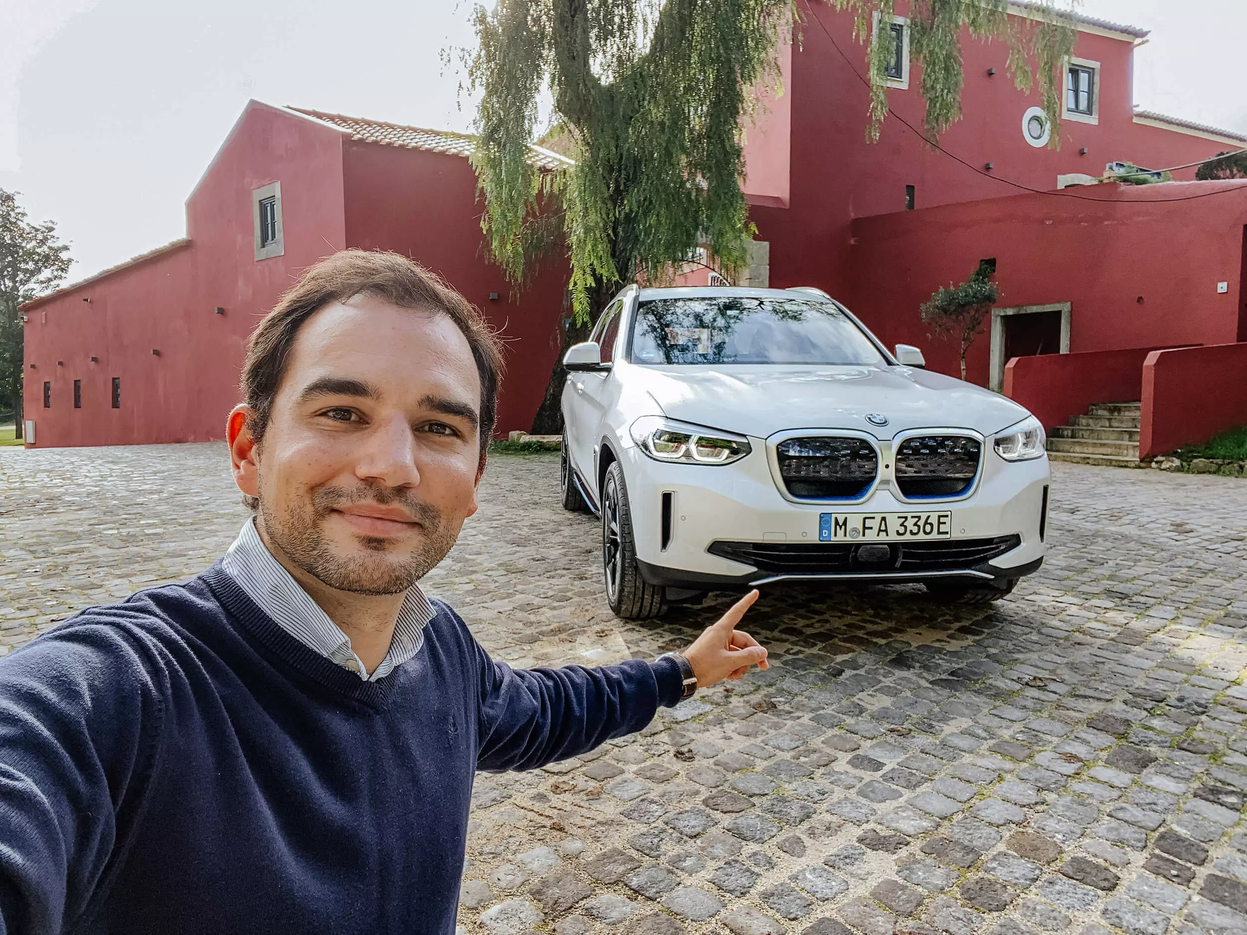 រថយន្ត BMW iX3