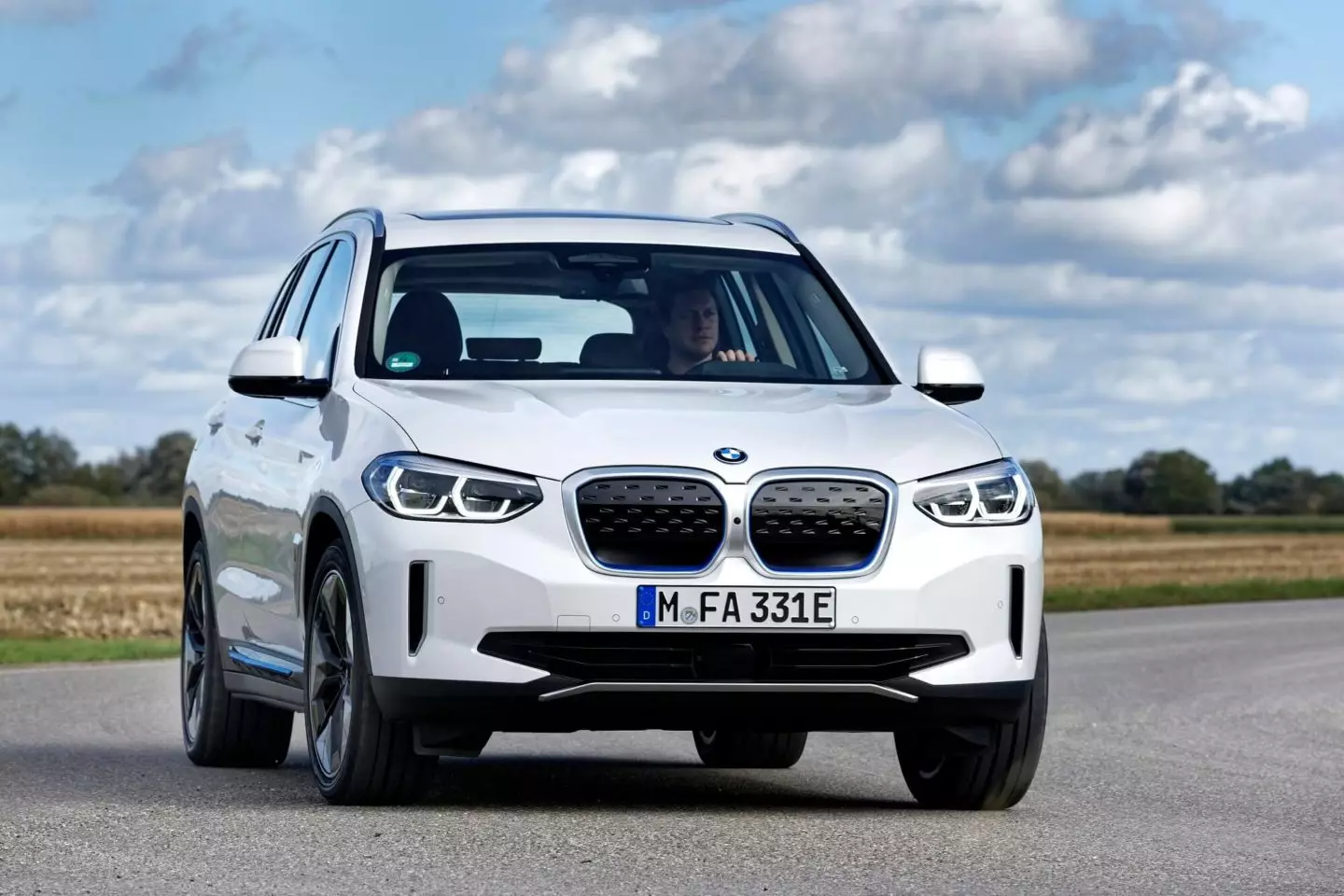 سيارة BMW iX3