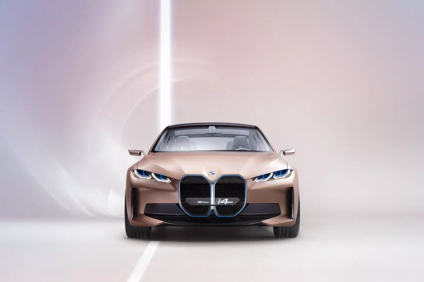 BMW Concept i4. Tai dar ne BMW i4 elektrinis, bet visai šalia. 5784_5