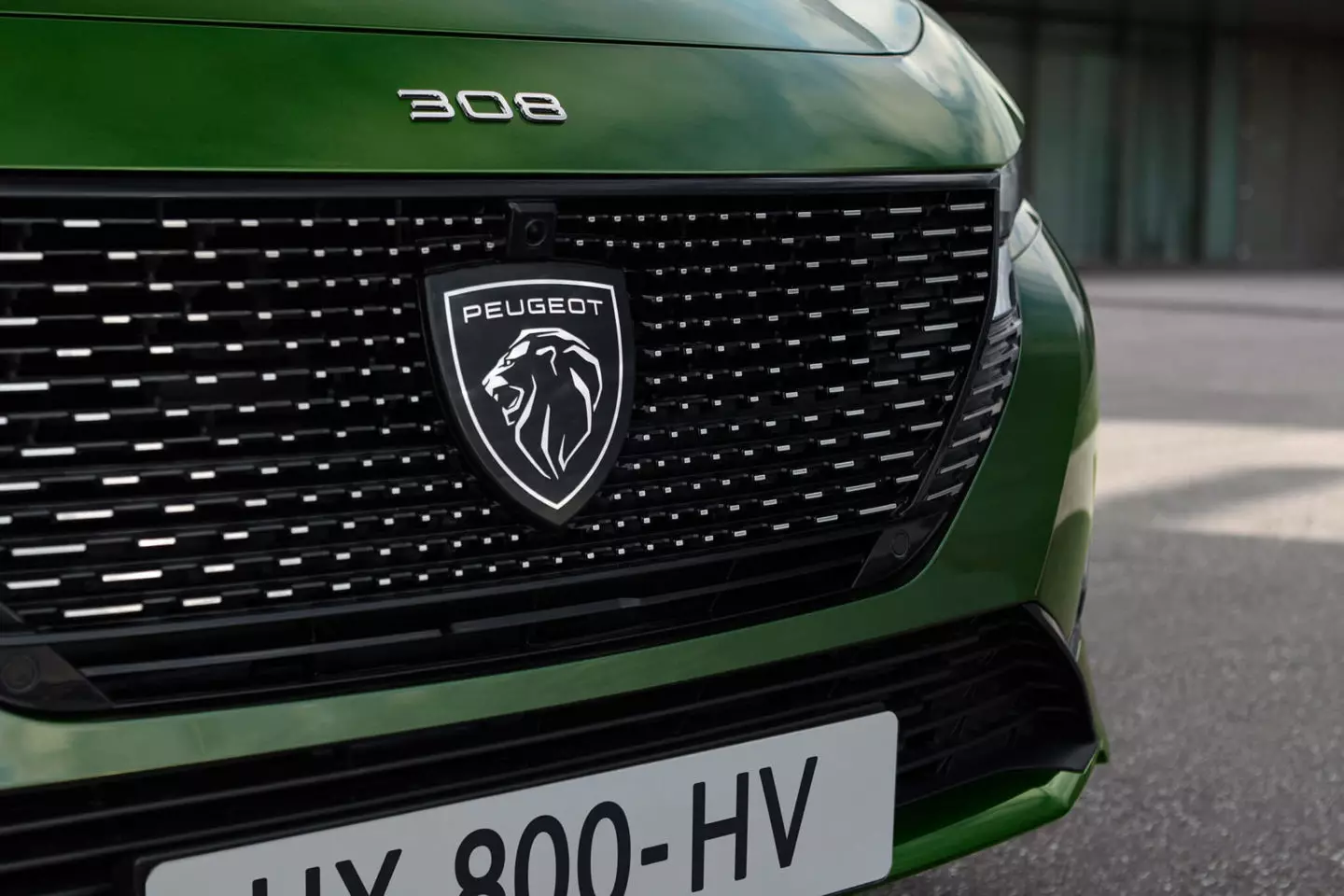 Grille ngarep karo simbol Peugeot anyar