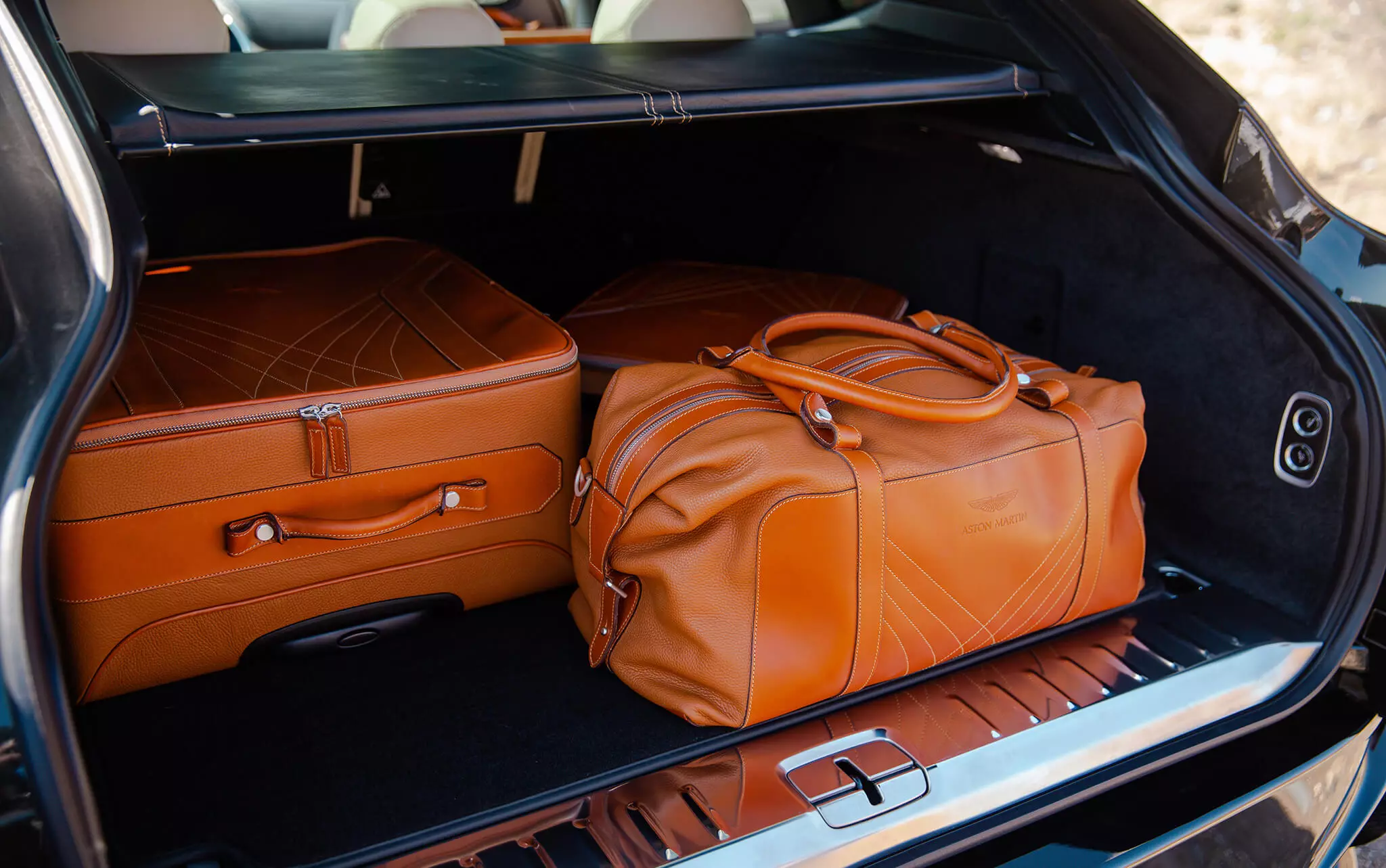 Luggage compartment. Aston Martin заднее сиденье. Саквояж в багажник для Астон Мартина купить.