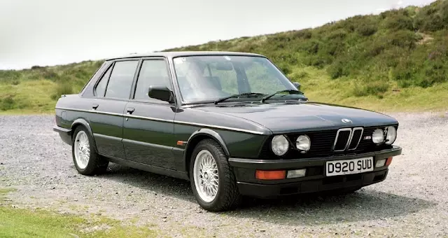 Крис Харрис бала кездеги кыялын 1986-жылы чыккан BMW M5 E28 сатып алуу менен ишке ашырат