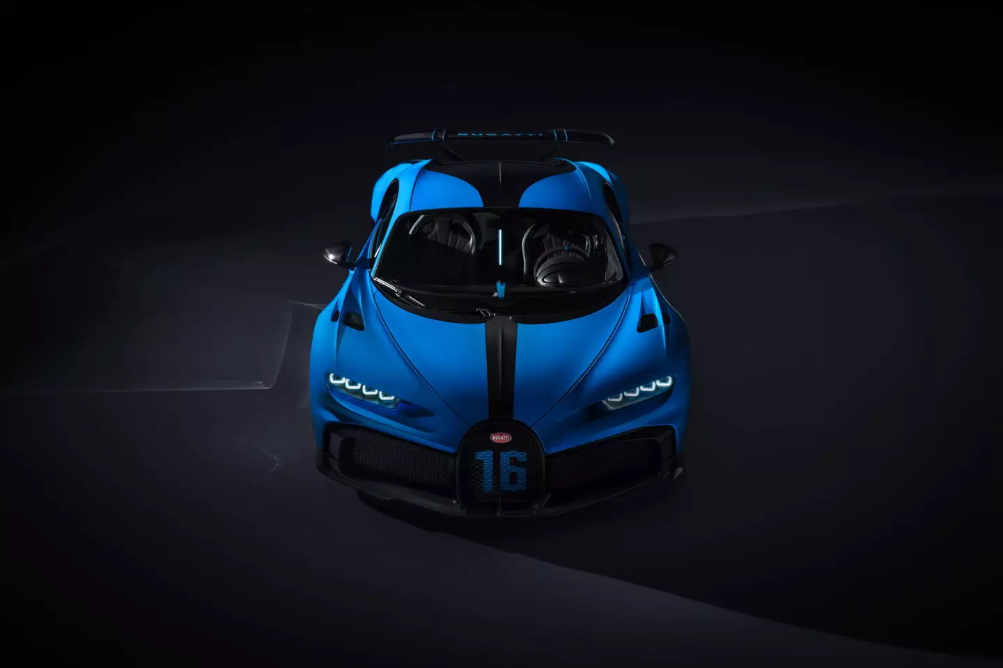 Pur Sport: méi hell, méi downforce a méi kuerz Fall. De richtege Bugatti Chiron fir d'Kéiren? 6274_5