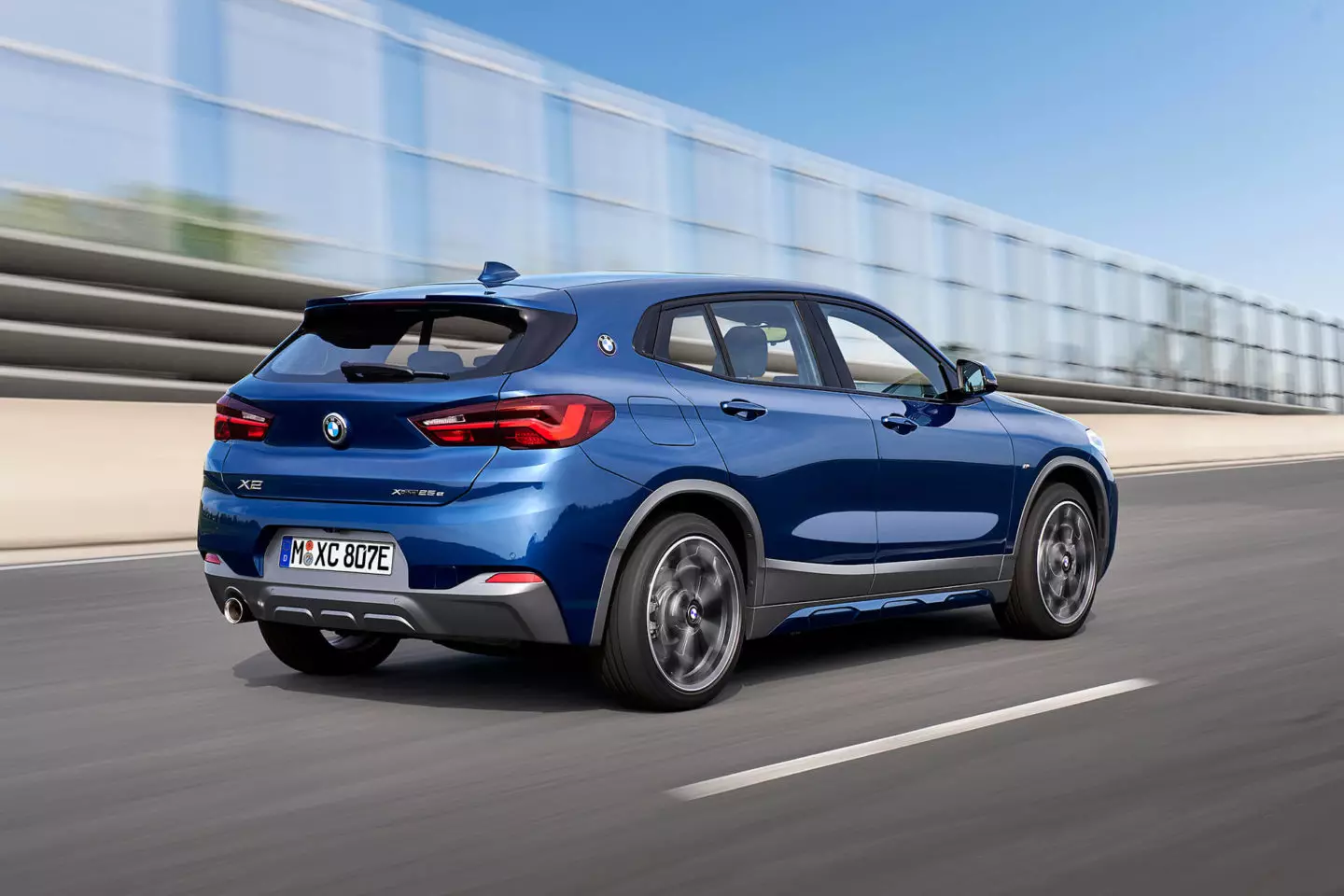 រថយន្ត BMW X2 xDrive25e