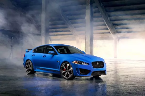 میں شرط لگاتا ہوں کہ BMW M5 تقریباً ہر ڈومین میں بہتر ہے پھر بھی Jaguar میرے پیسے لیتا ہے!