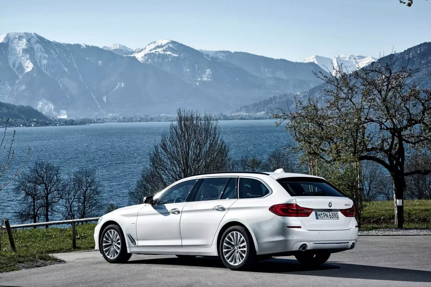 រថយន្ត BMW 520d Touring