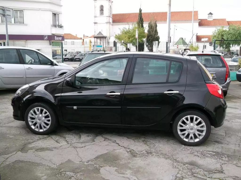 Renault Clio Dynamique S dubh a úsáidtear