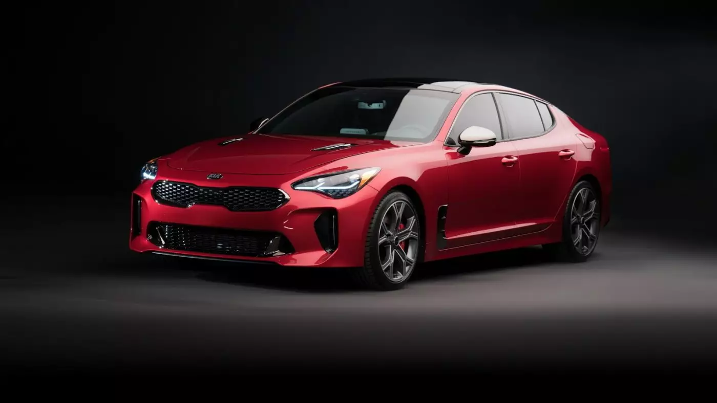 Kia Stinger: Nemes salonlaryna göz aýlamak 6665_2