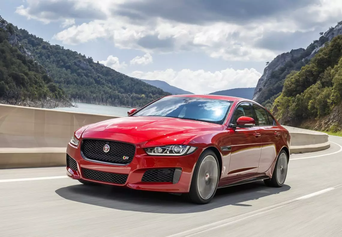 2017 Jaguar XE S алдыңғы