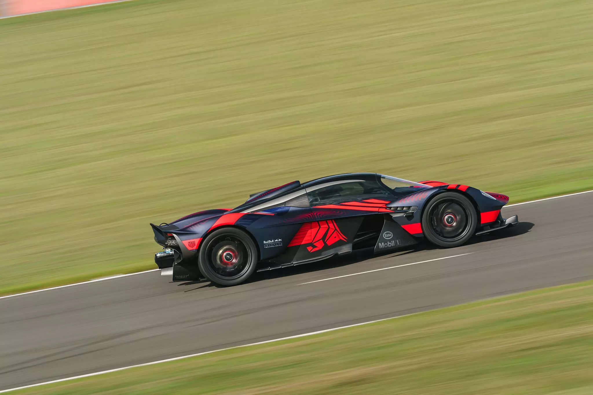 Aston Martin Valkyrie'nin fotoğrafı.