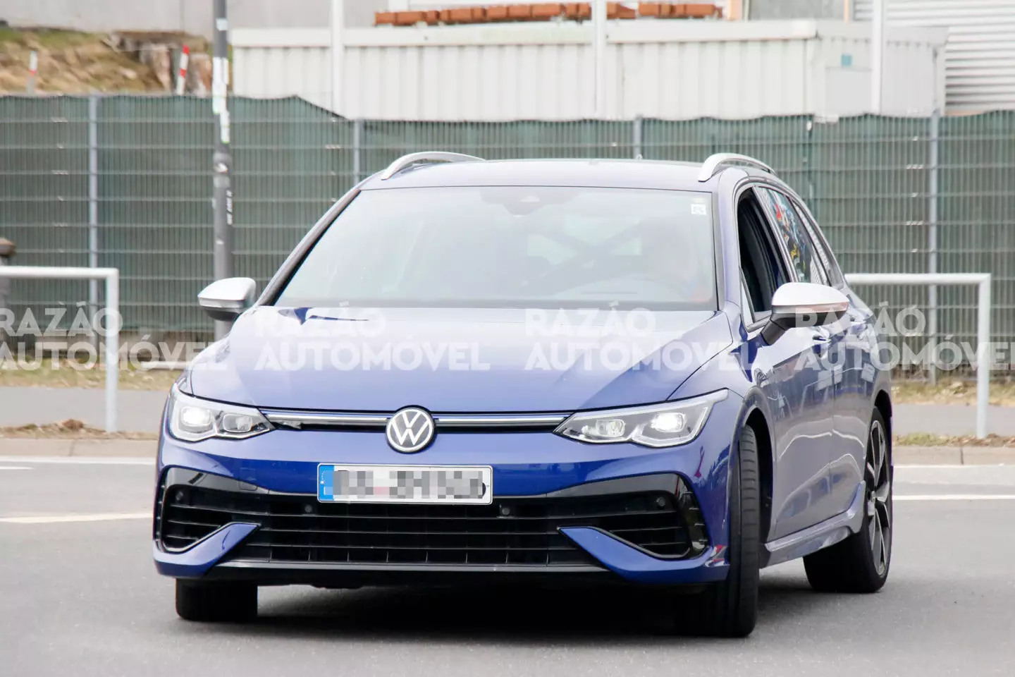 Volkswagen Golf Variant R spiegu fotogrāfijas