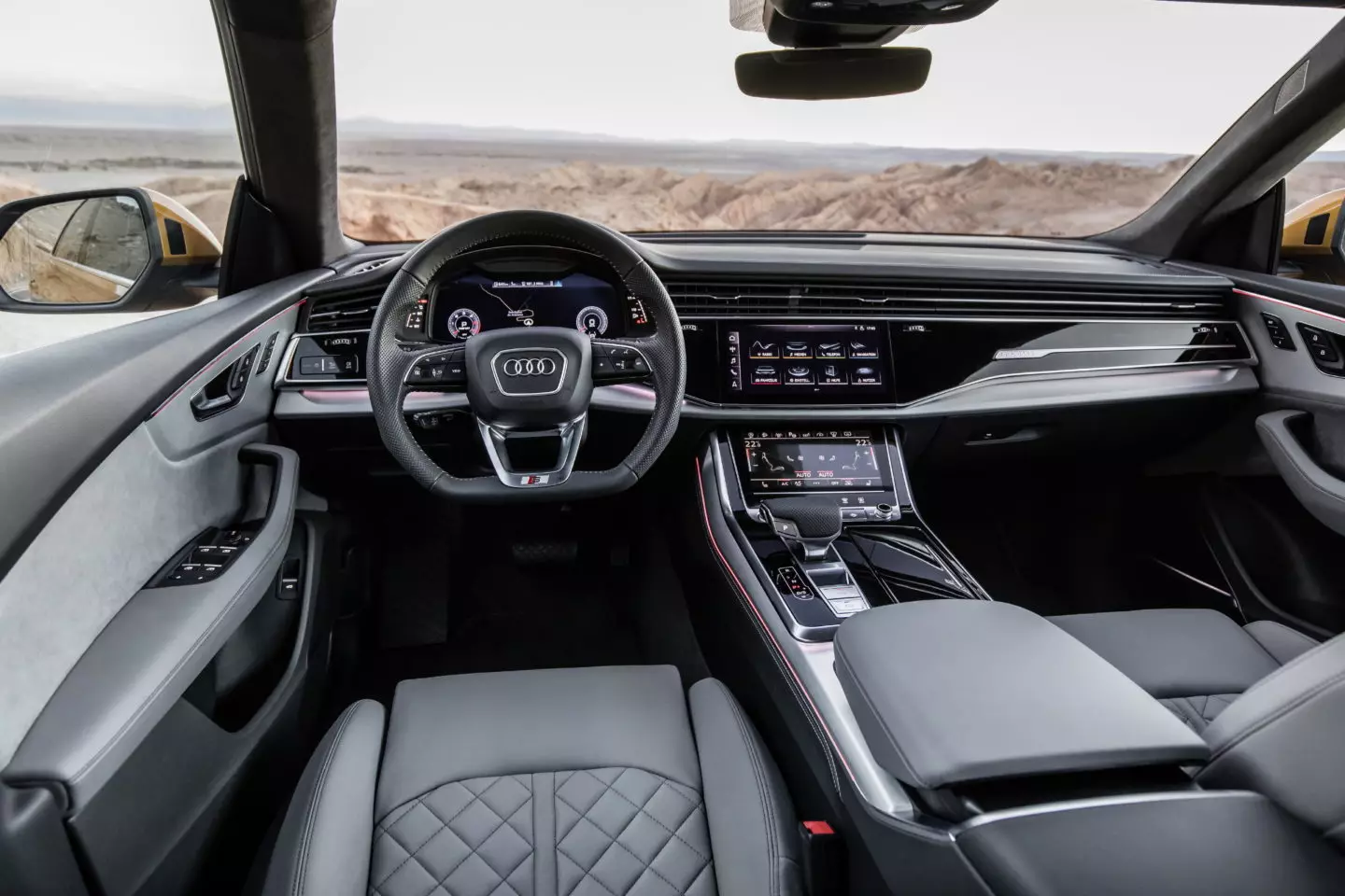 Интериор на Audi Q8 2018г
