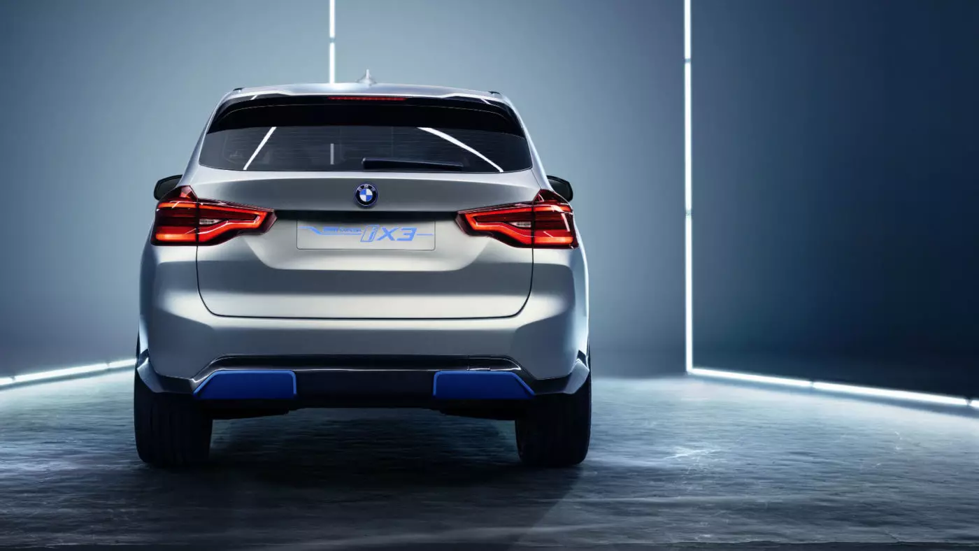 BMW ix3 kontseptsiyasi 2018 yil