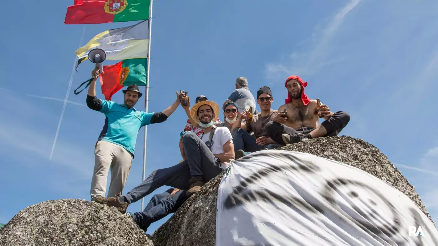 Público en Fafe Lameirinha, con bandera nacional