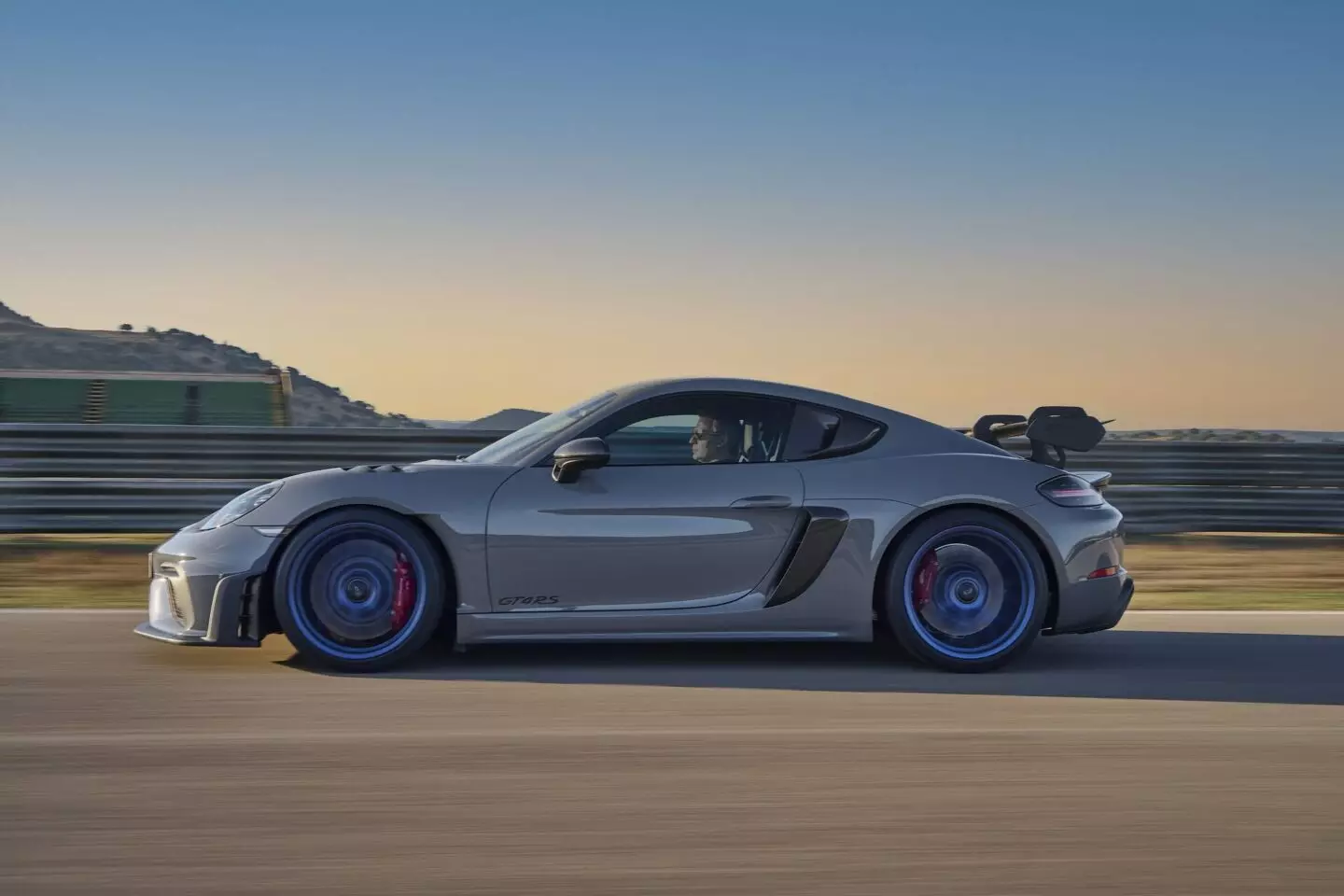 પોર્શ 718 કેમેન GT4 RS