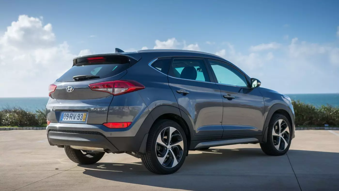 Hyundai Tucson 1.7 CRDi Premium: kladite se na dizajn 7485_2