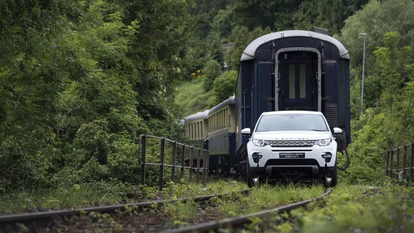 Land Rover Discovery Sport ťahá 100-tonový vlak 7563_1