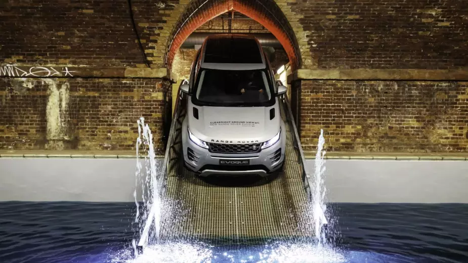 Wir haben den neuen Range Rover Evoque in ein Schwimmbad gestellt. Und nicht nur...