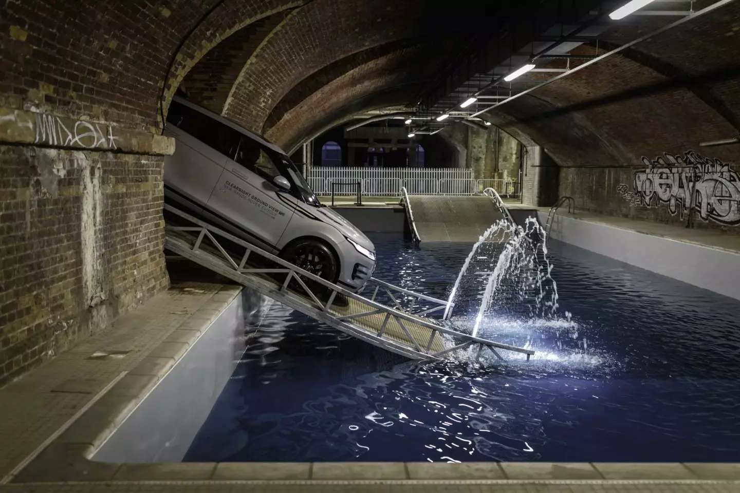 Urang nempatkeun Range Rover Evoque anyar dina kolam renang. Sareng henteu ngan ... 7570_6