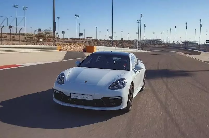 Porsche Panamera Turbo S E-Hybrid Yas Marina 2018 година