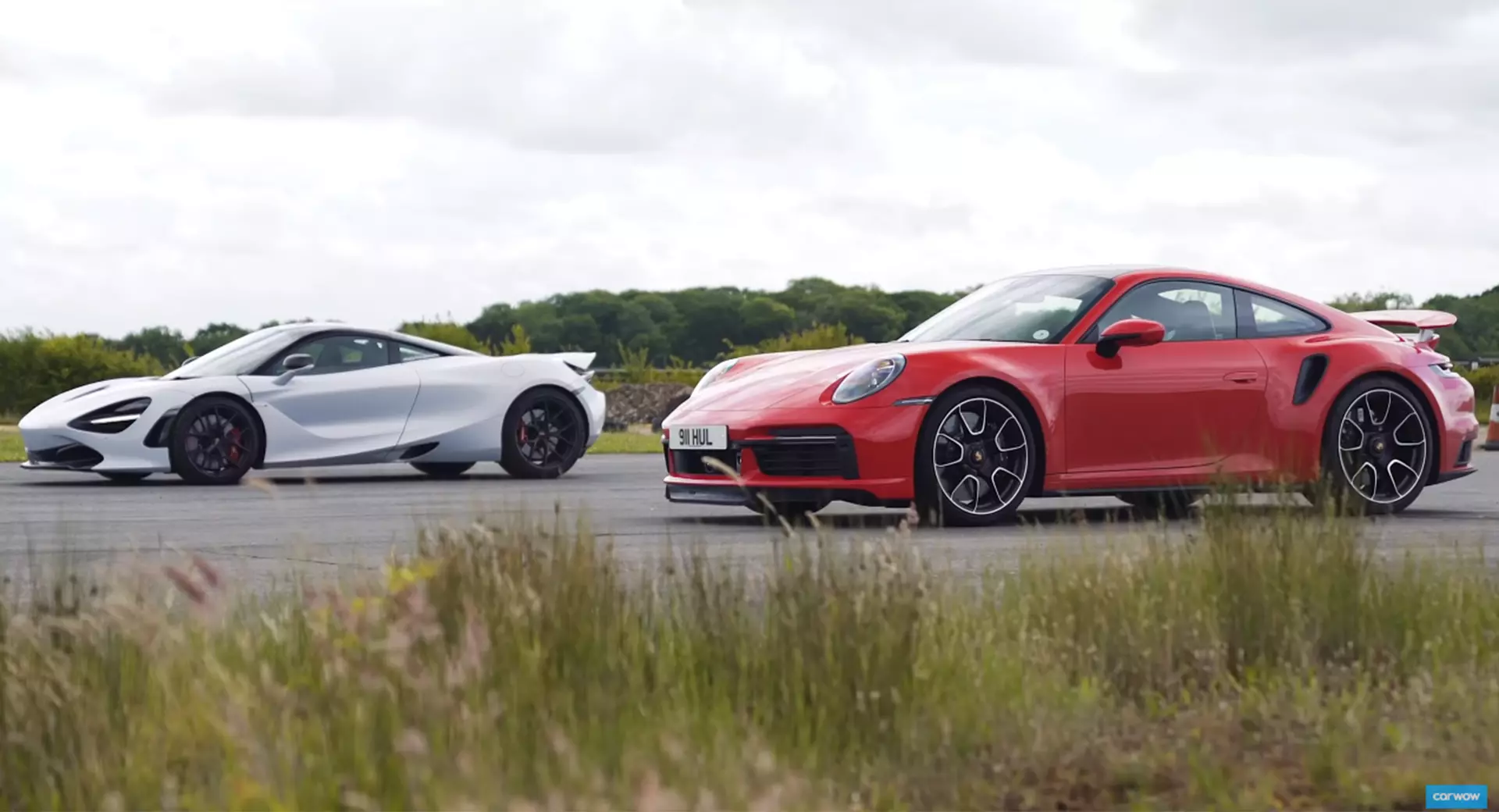 Porsche 911 Turbo S против McLaren 720S