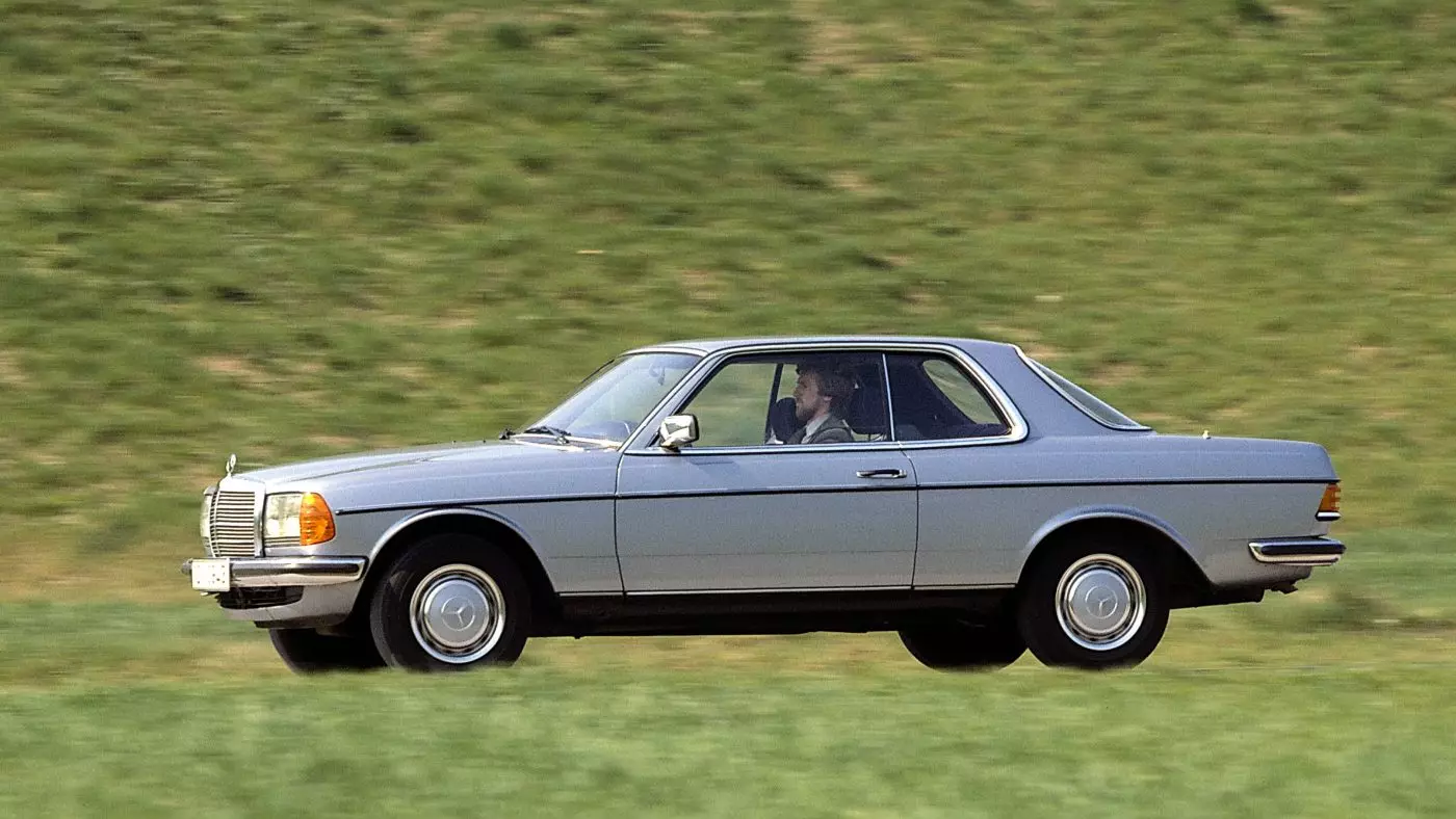 Mercedes-Benz Coupé der Baureihe C 123 (1977 bis 1985)។ រូបថត aus dem Jahr 1980. ; រថយន្ត Mercedes-Benz ស៊េរី C 123 (1977 ដល់ 1985) ។ រូបថតឆ្នាំ 1980;